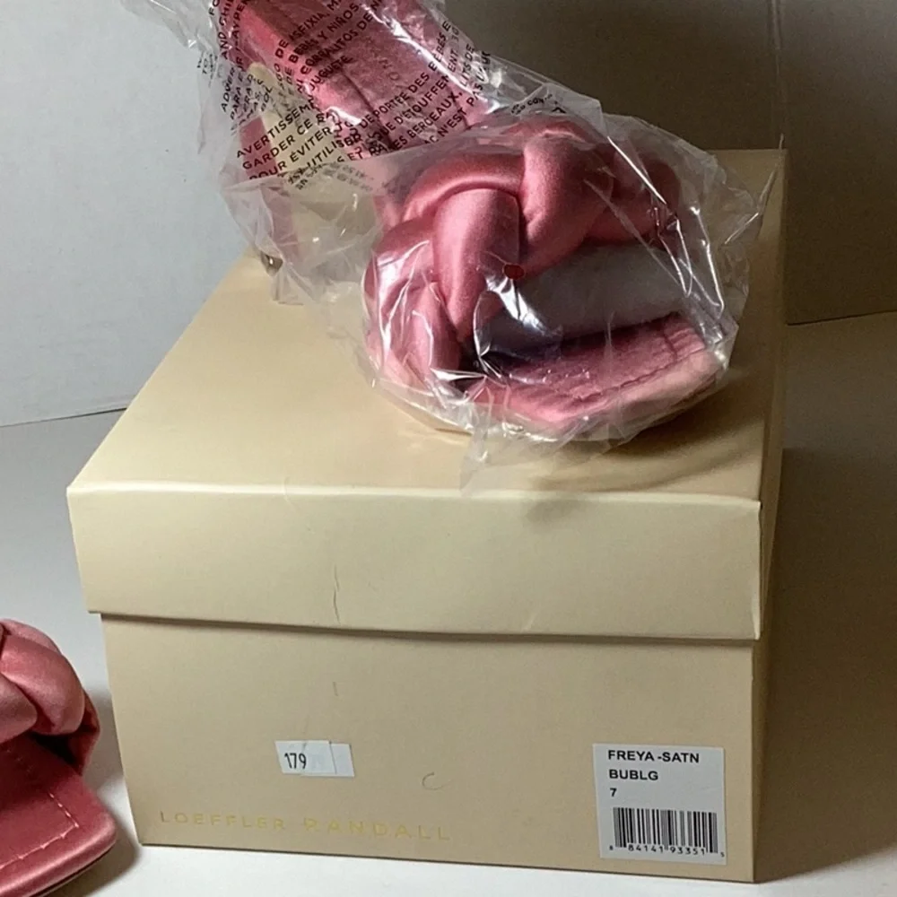 Loeffler Randall

Freya - Picture 9 of 10